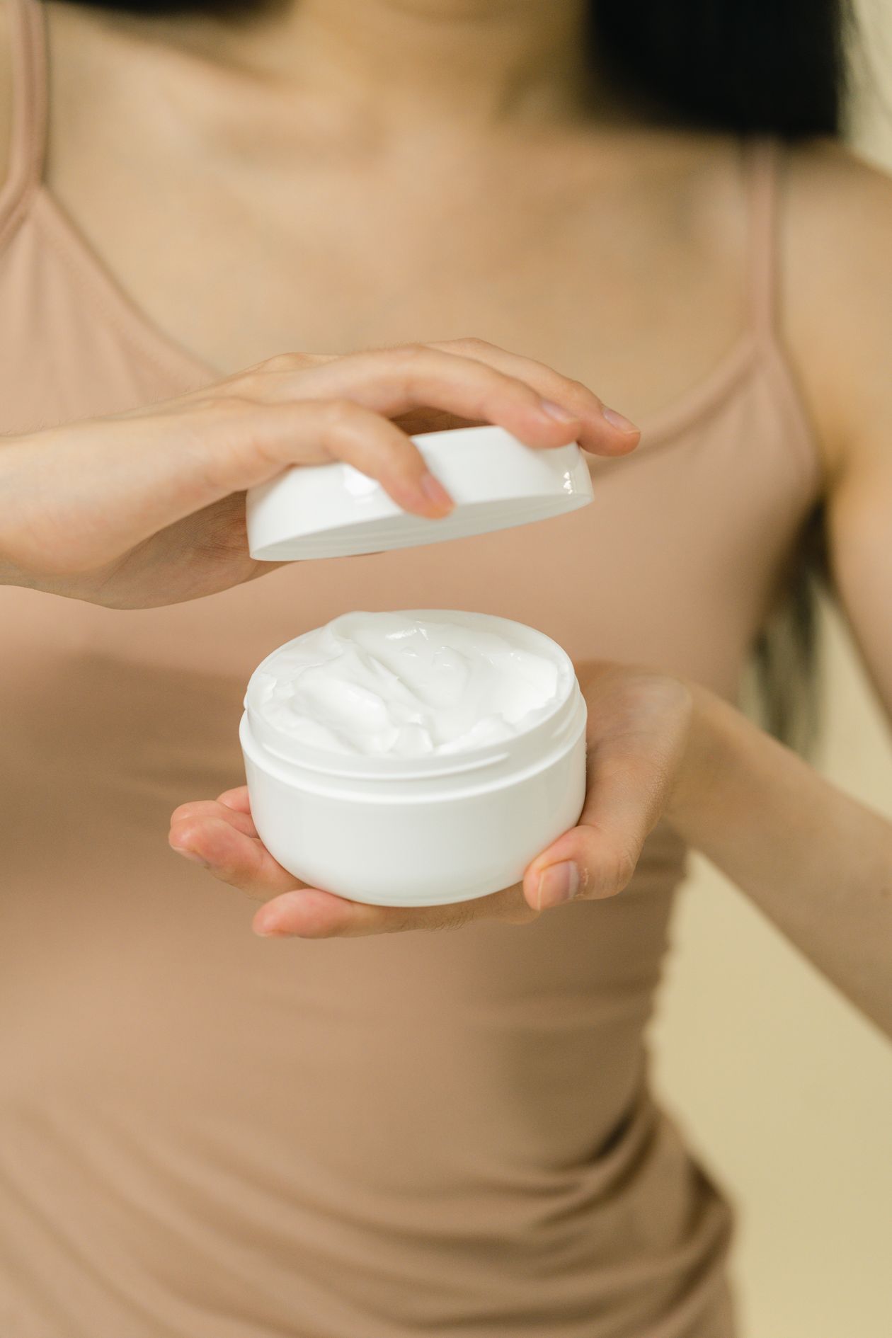 Aplicação de creme hidratante, contexto de hidratante infantil para dermatite atópica