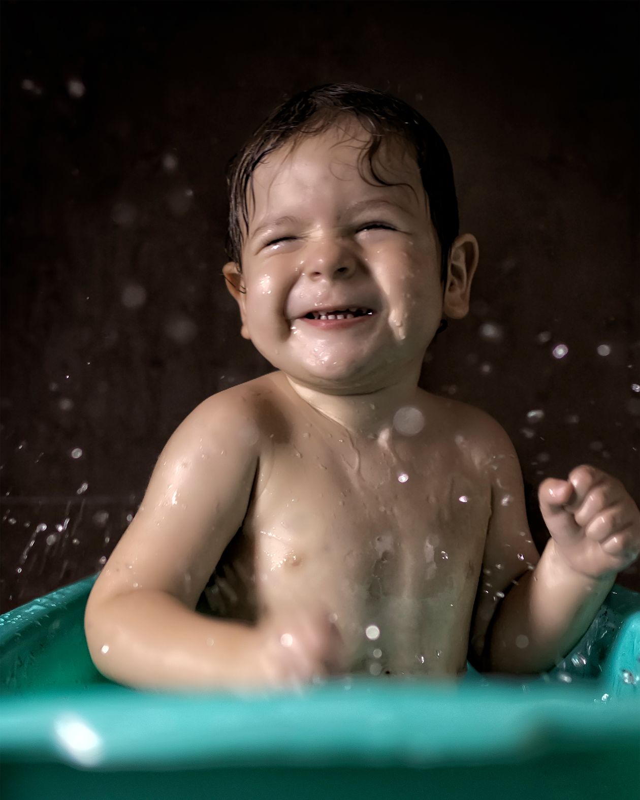 Bebê durante o banho, contexto de melhor hidratante infantil da Boticário