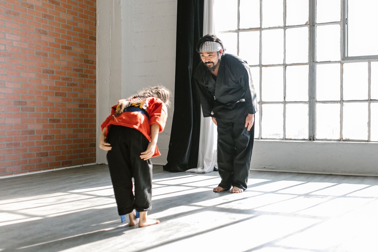 Criança com kimono de jiu-jitsu infantil na academia