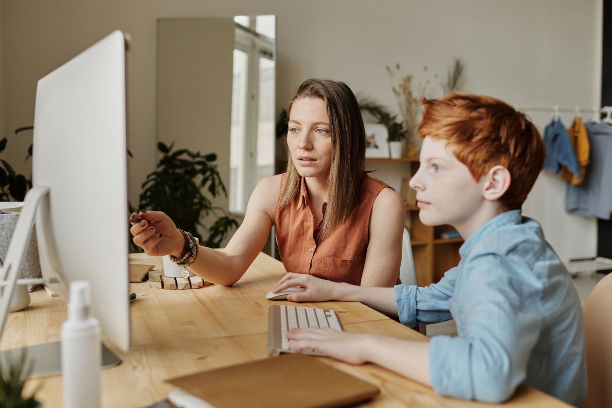 Criança brincando com laptop infantil educativo bilíngue
