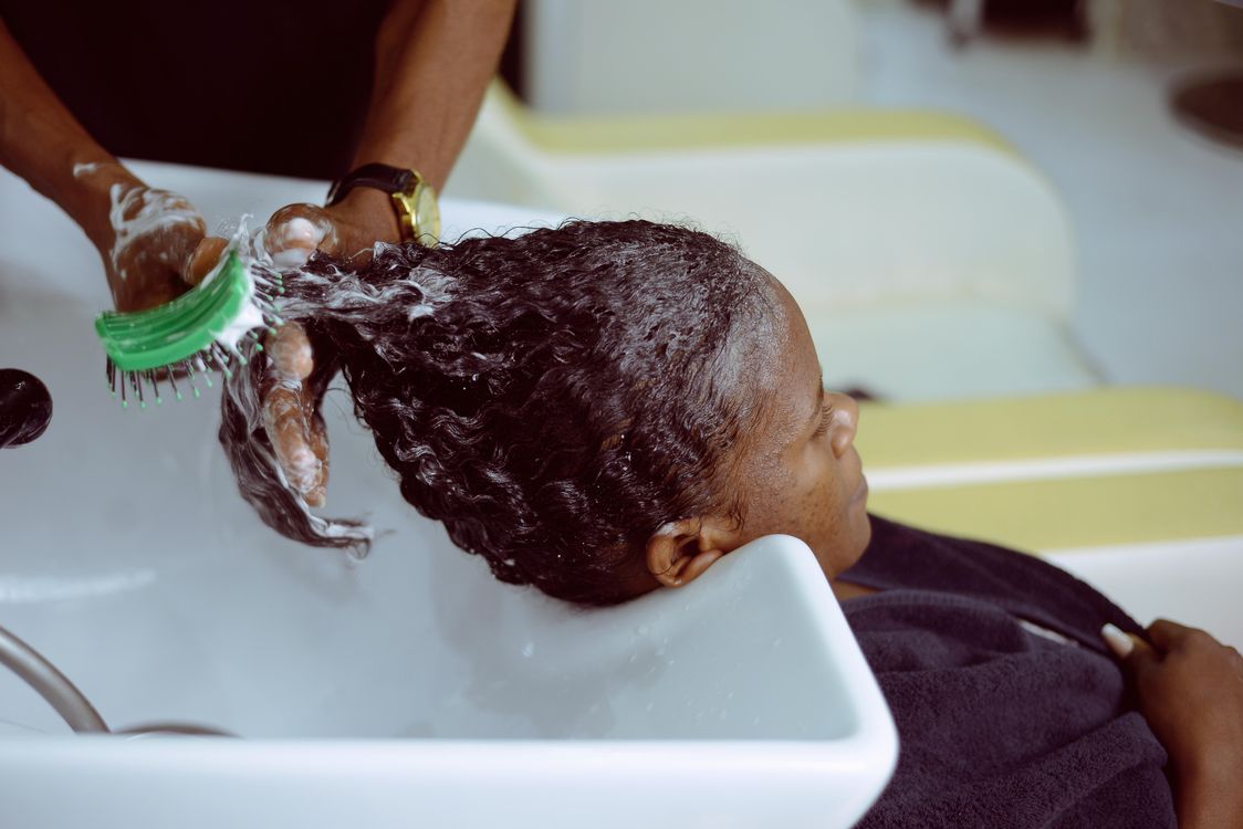 Lavagem de cabelo com espuma de shampoo, contexto de shampoo para cabelo liso oleoso