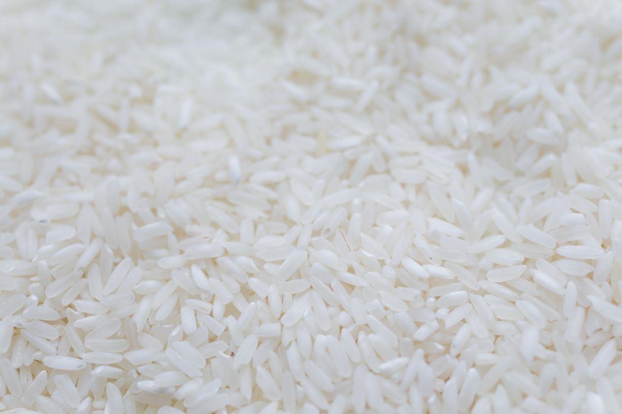 Copo de bebida vegetal de amêndoas com amêndoas ao lado