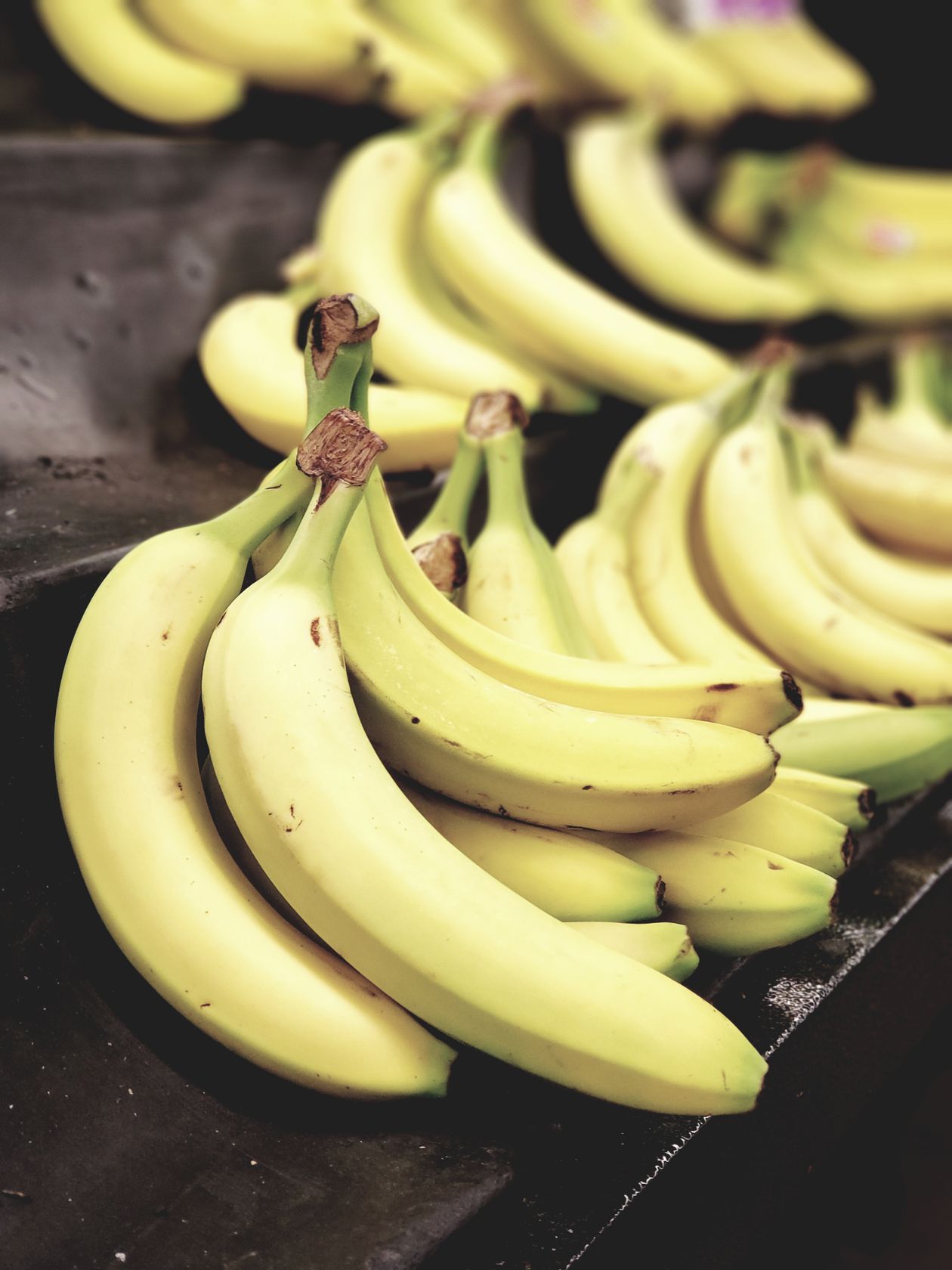 Leite de coco em garrafa e caixinha com coco fresco ao lado