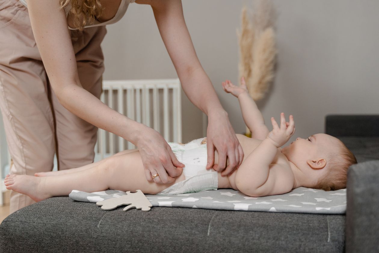 Mãe trocando a fralda do bebê, contexto de melhor lenço umedecido Huggies