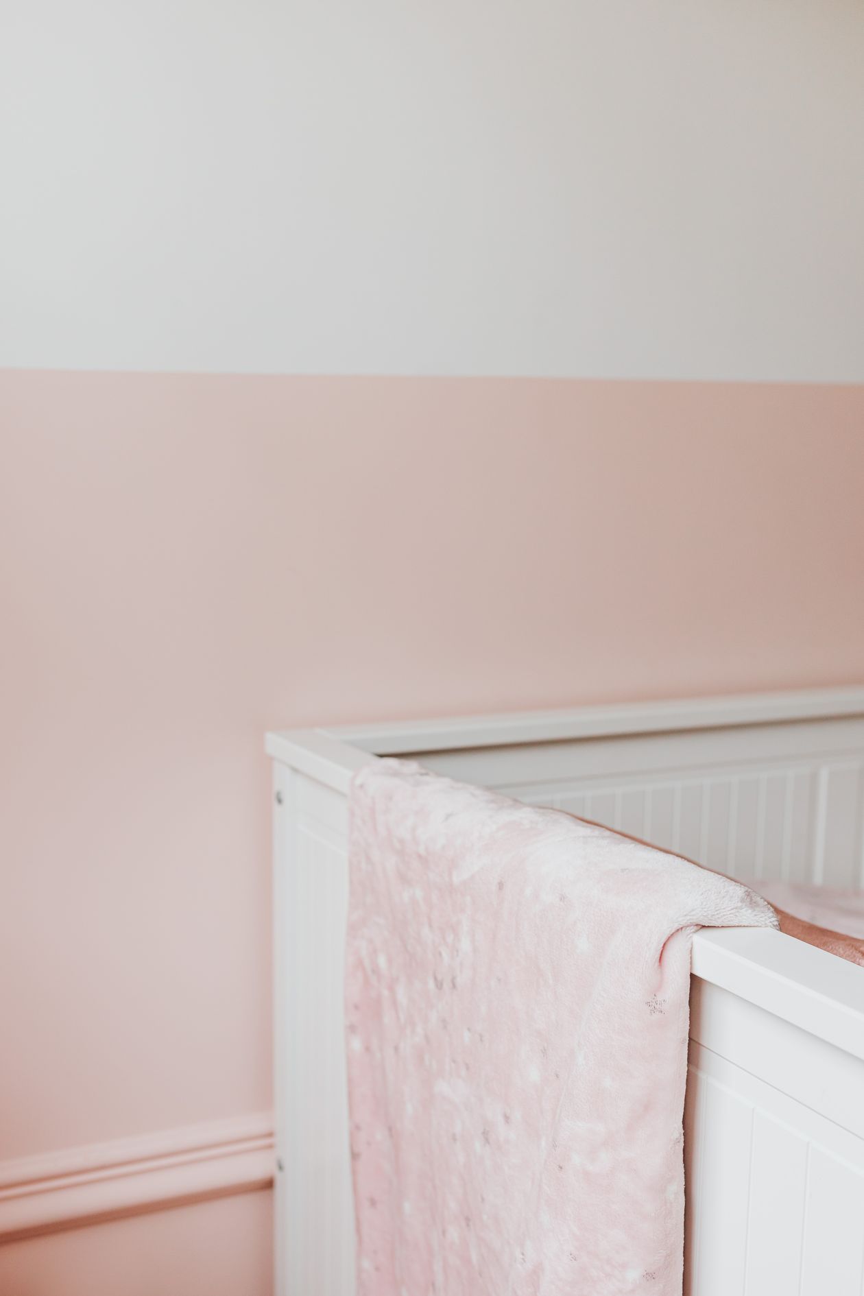 Berço com roupa de cama de algodão em quarto de bebê