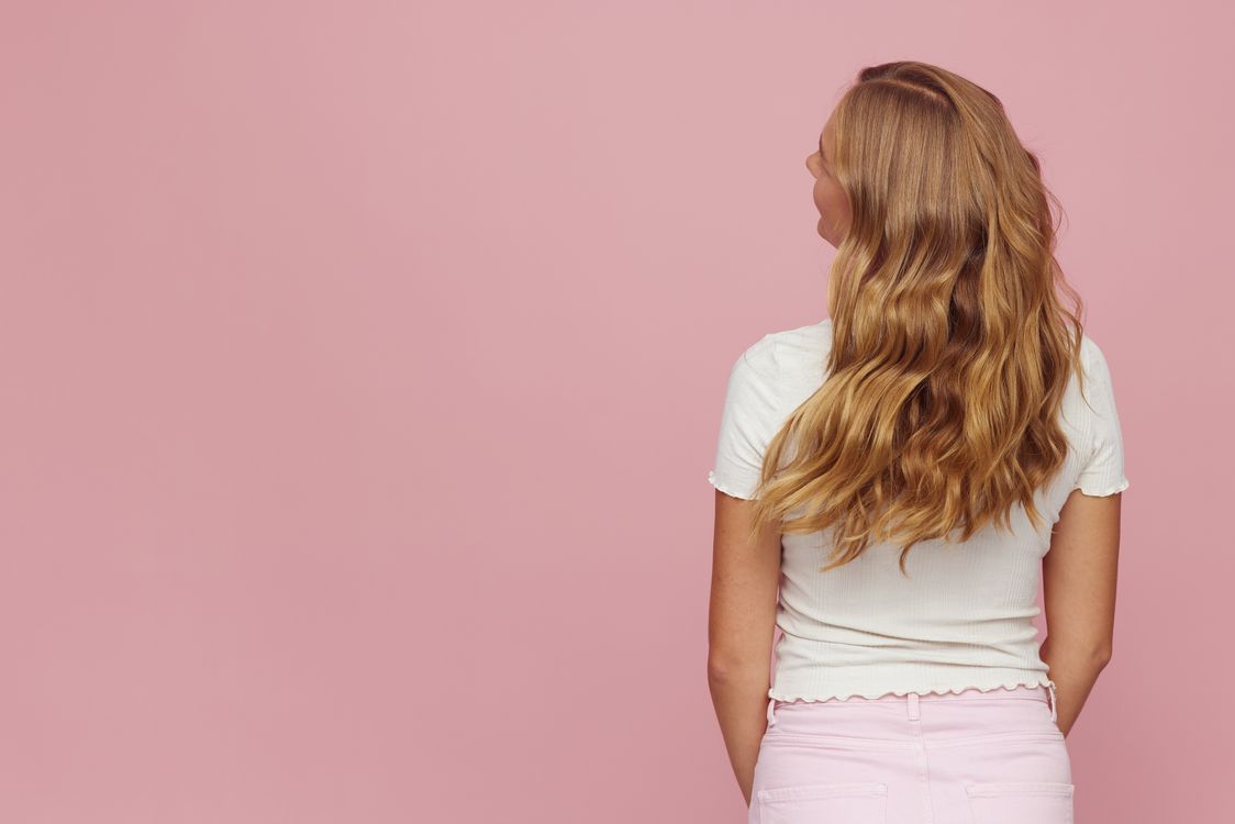 Cabelo loiro com movimento, contexto de shampoo matizador para cabelo loiro fino