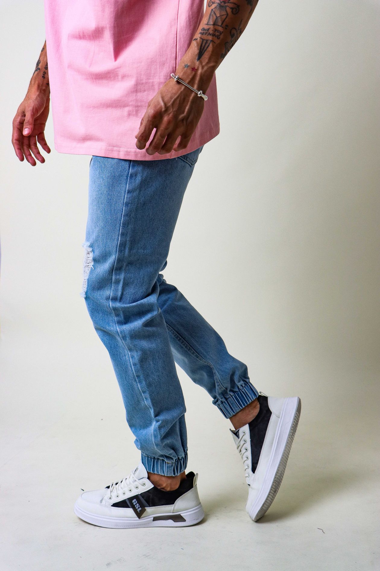Mulher com tênis casual feminino branco e jeans em estilo street, contexto de tênis casual feminino