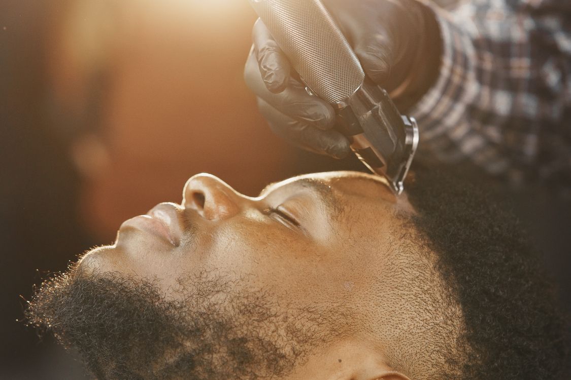 Máquina de cortar cabelo em uso profissional na barbearia, contexto de máquina Wmark