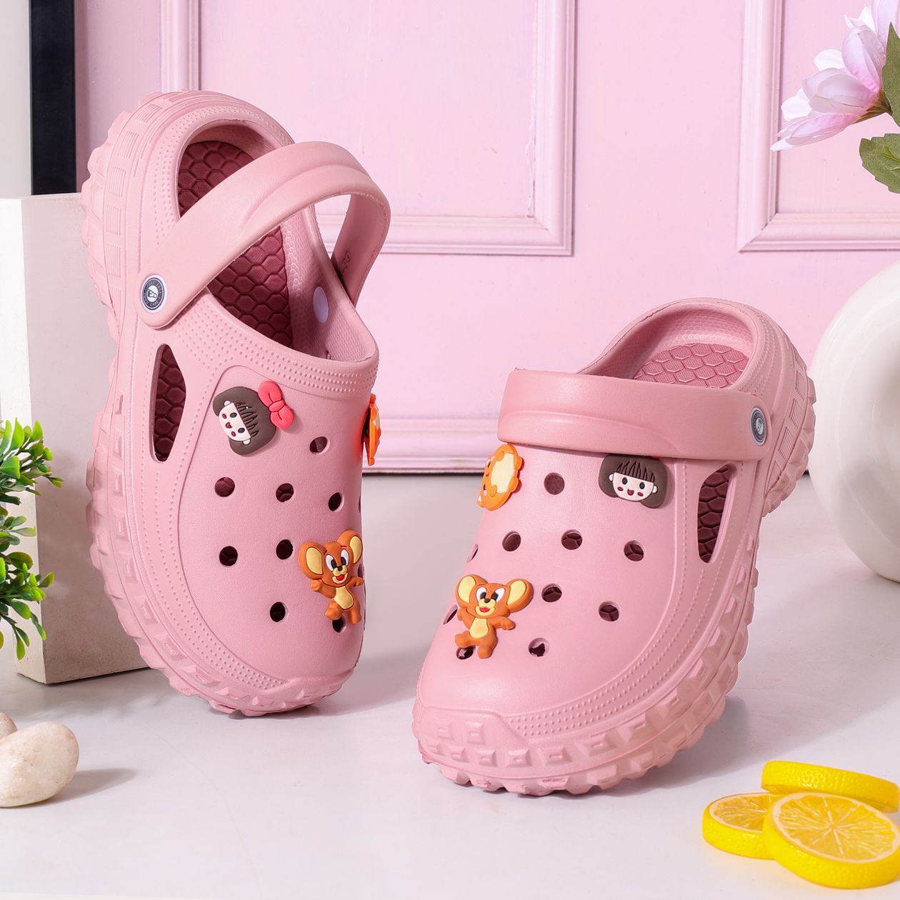 Par de sandálias infantis coloridas, contexto de melhor marca de Crocs infantil