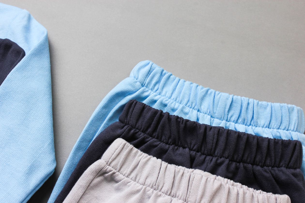 Roupas de bebê em tons suaves, contexto de melhor marca de roupa de bebê