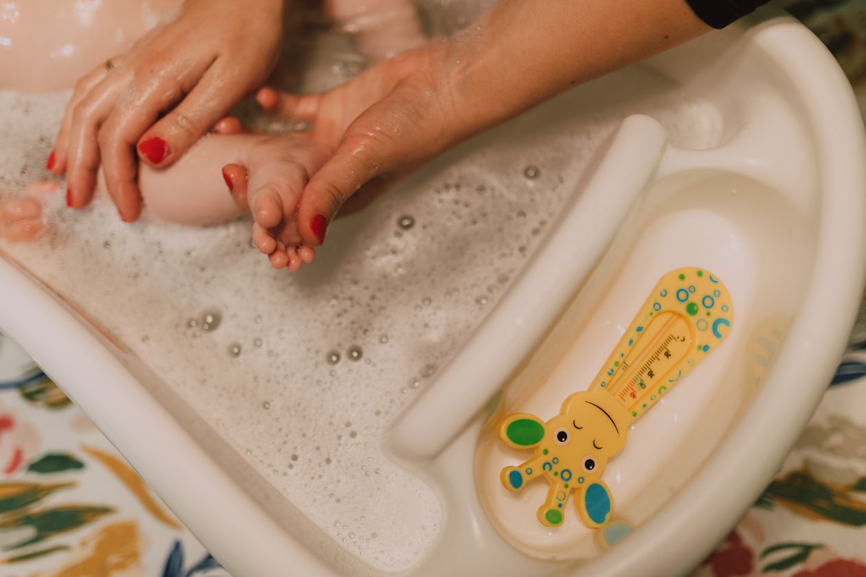 Bebê sendo secado com toalha de banho infantil após o banho