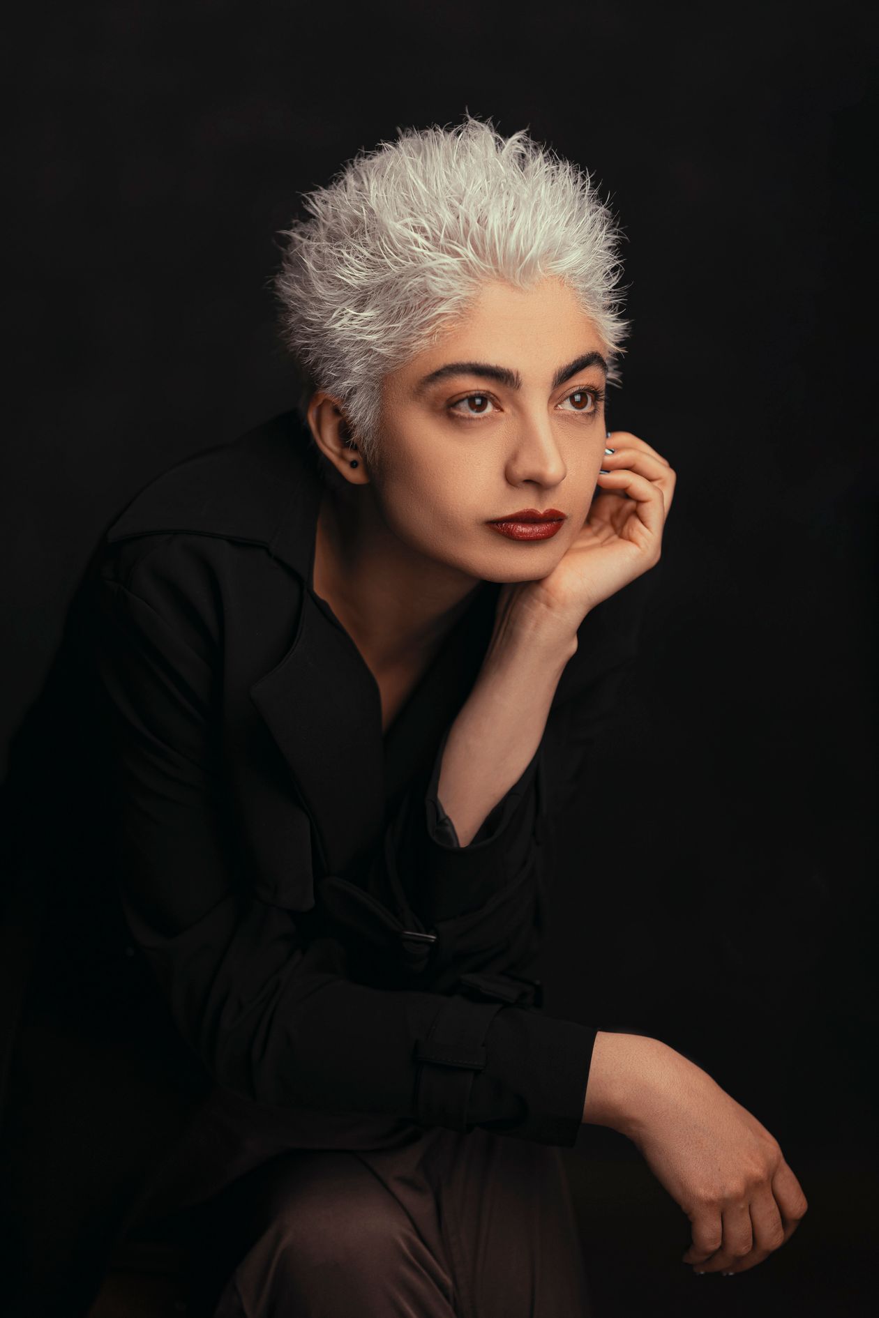 Mulher de cabelo branco natural em ambiente iluminado, mostrando o tom prateado que um bom matizador ajuda a manter