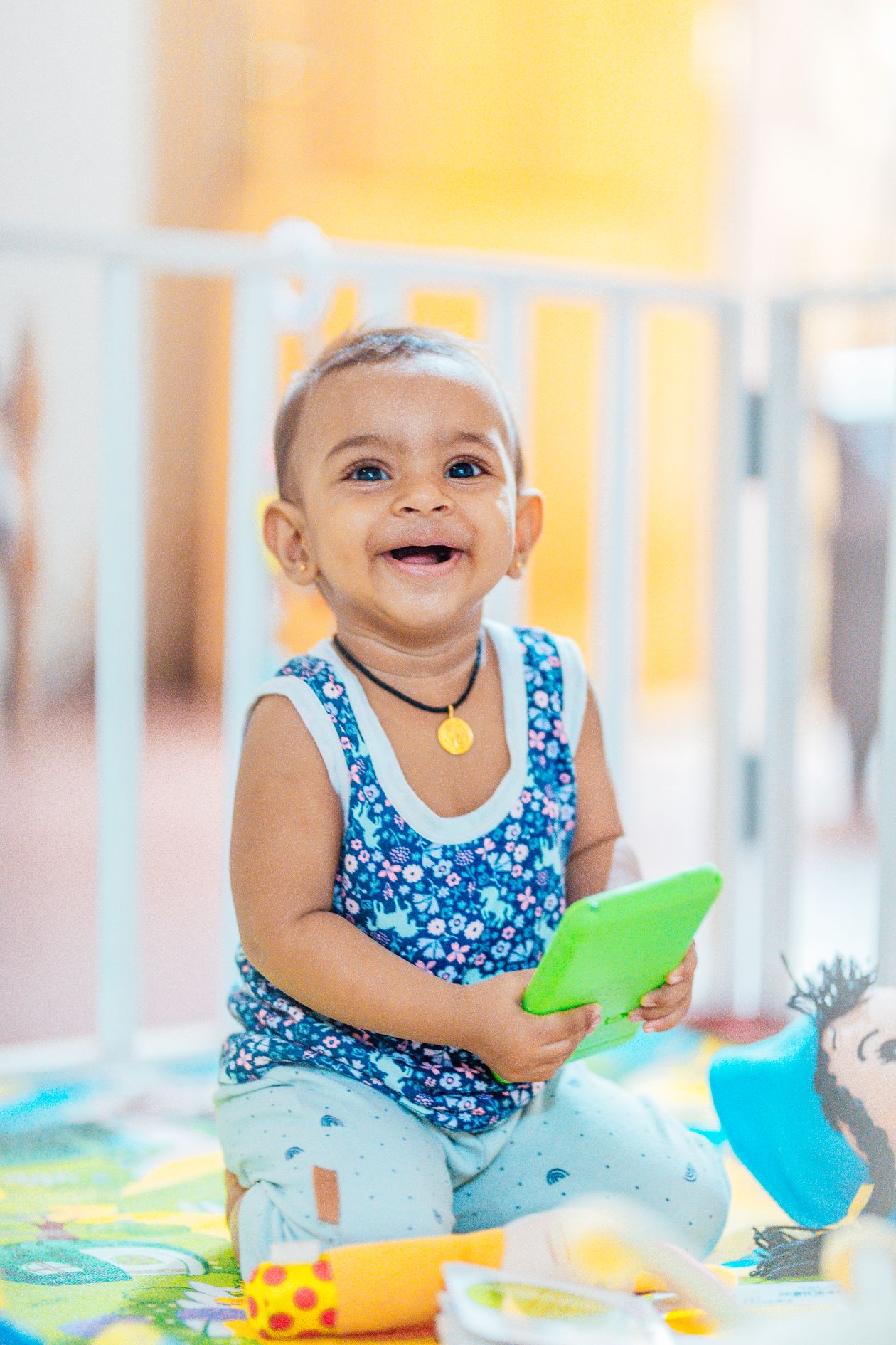 Bebê brincando com brinquedos coloridos