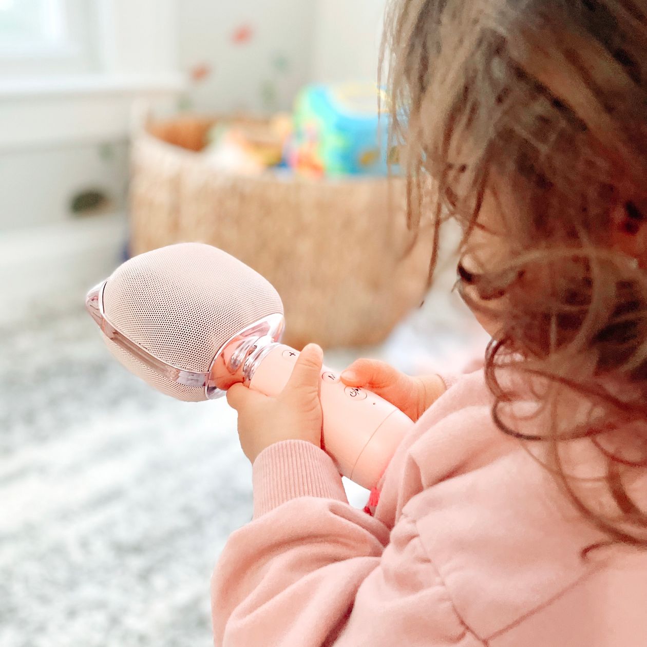 Criança cantando com microfone de brinquedo
