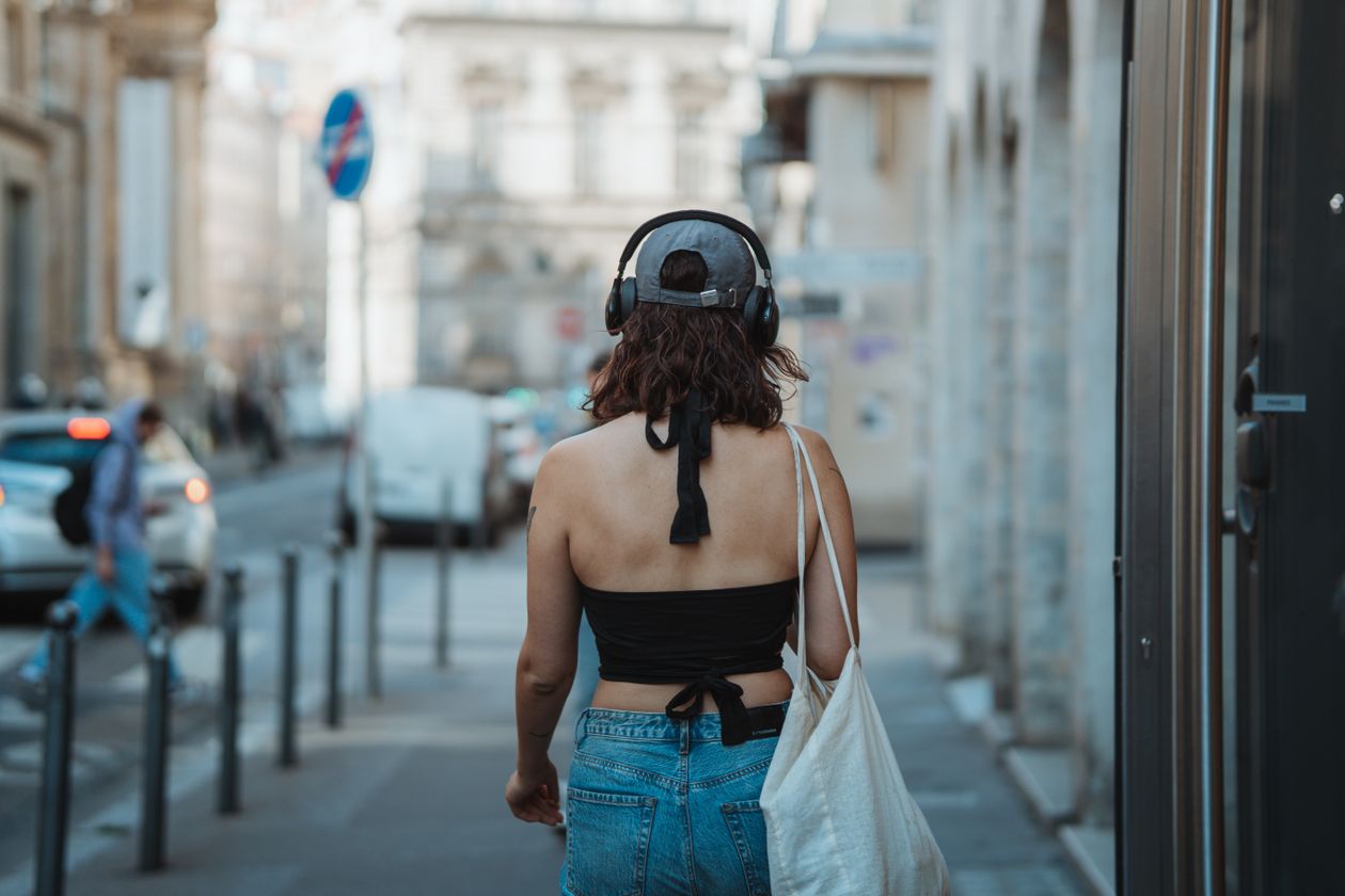 Mulher caminhando na rua com tênis feminino para academia e caminhada, contexto de tênis para academia e caminhada feminino