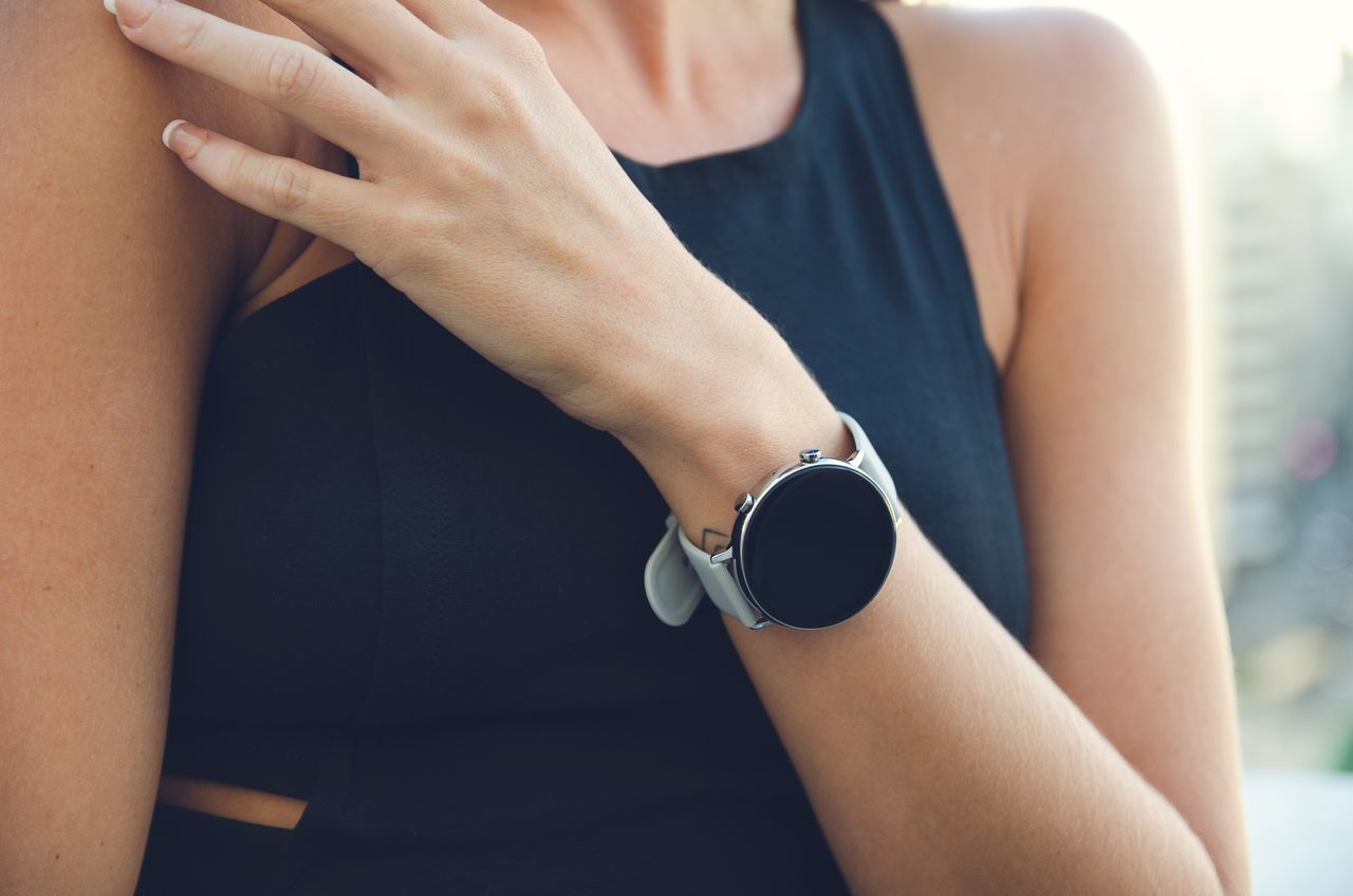 Close-up de mulher usando smartwatch elegante no pulso, contexto de uso do Apple Watch feminino