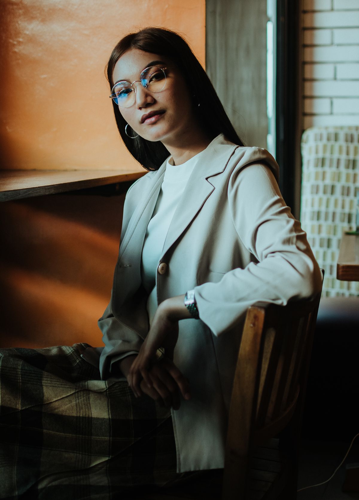 Mulher elegante de blazer em ambiente profissional, contexto de tecido para blazer feminino e alfaiataria