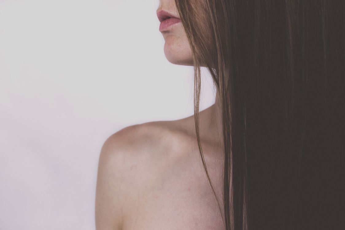 Mulher com cabelo liso e alinhado após tratamento em casa, contexto de progressiva de chuveiro
