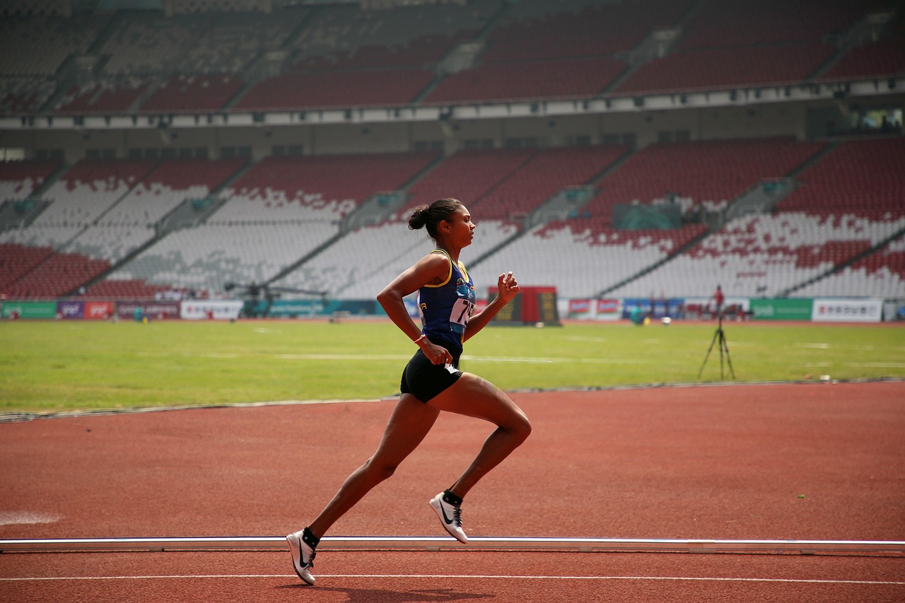 Mulher corredora com tênis esportivo correndo ao ar livre, contexto de tênis Asics para corrida feminino