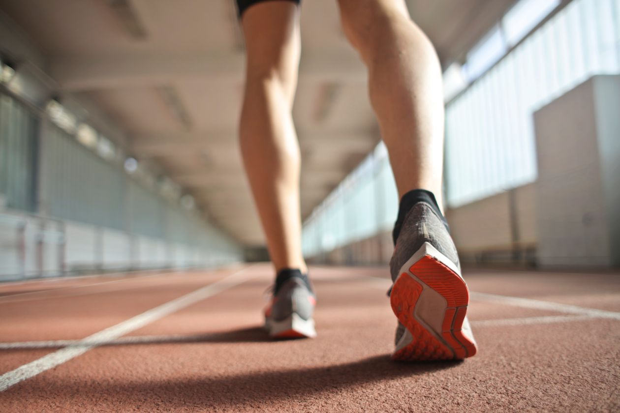 Mulher correndo com tênis de corrida feminino em treino, contexto de tênis de corrida feminino
