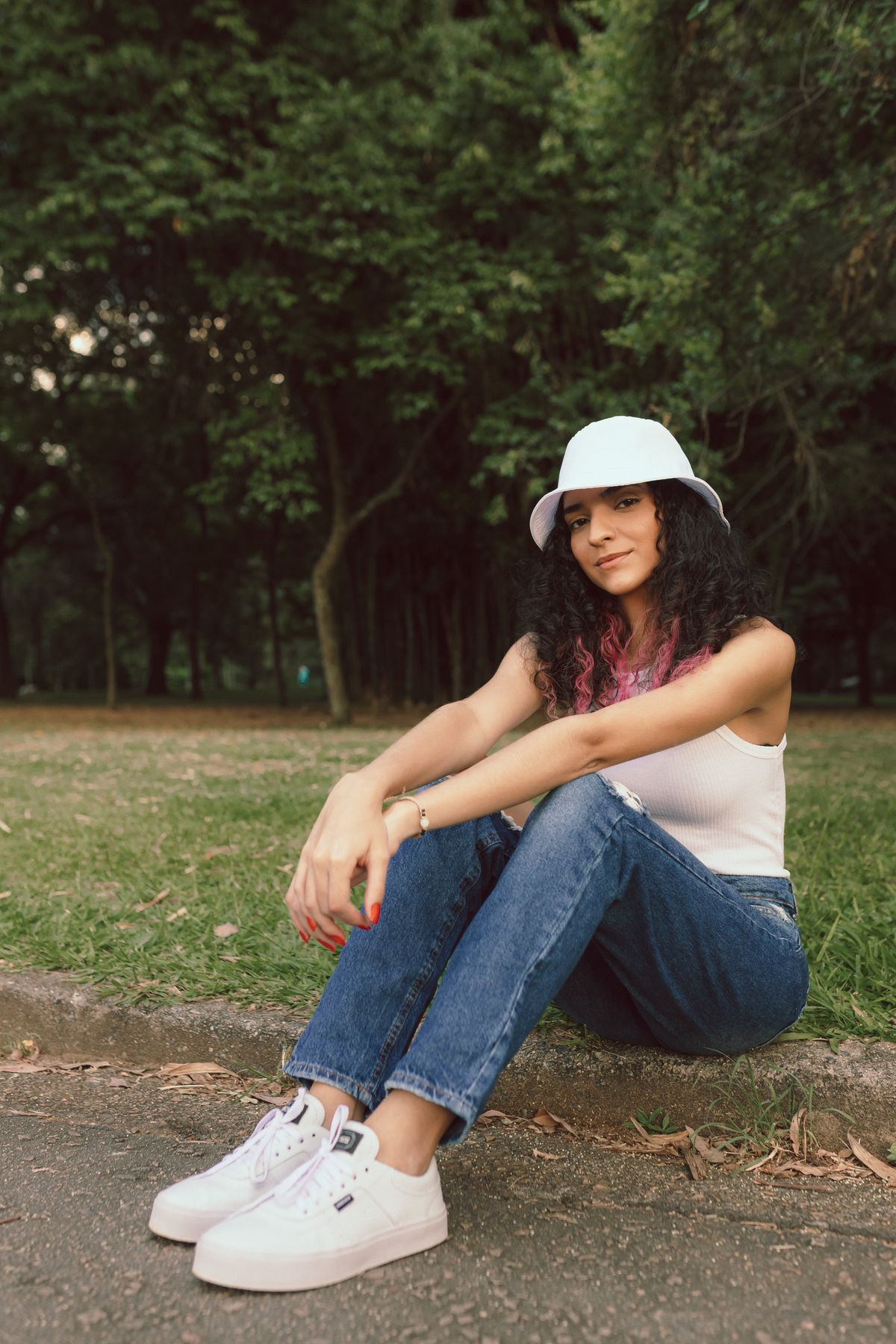 Mulher em look casual de verão usando tênis ao ar livre, contexto de tênis asics feminino