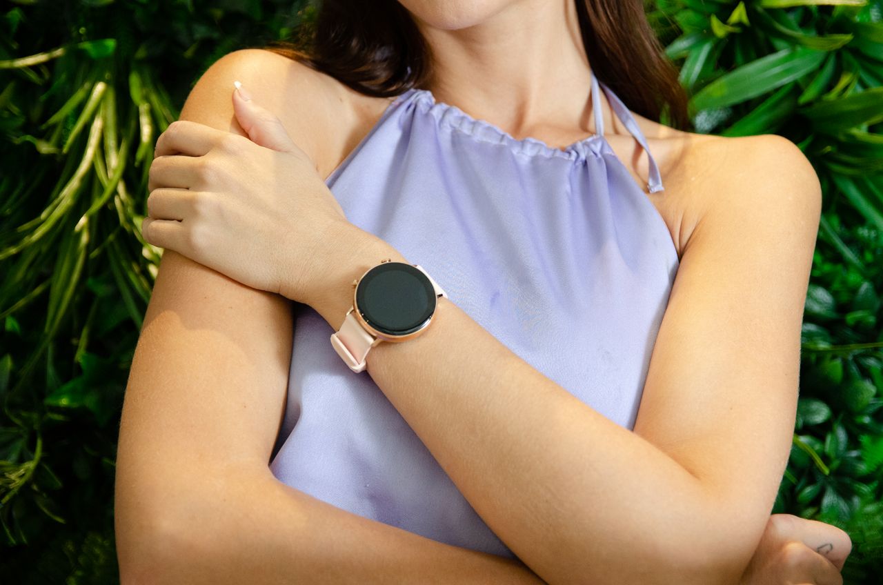 Mulher usando smartwatch feminino moderno, contexto de uso de relógio inteligente compatível com iPhone