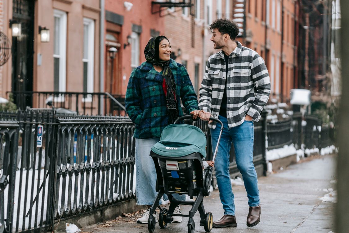 Pais passeando com carrinho de bebê na cidade, contexto de carrinho para pouco espaço