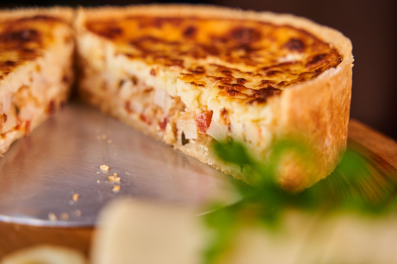 Torta de palmito de pupunha fatiada com crosta dourada, contexto de uso culinário do palmito