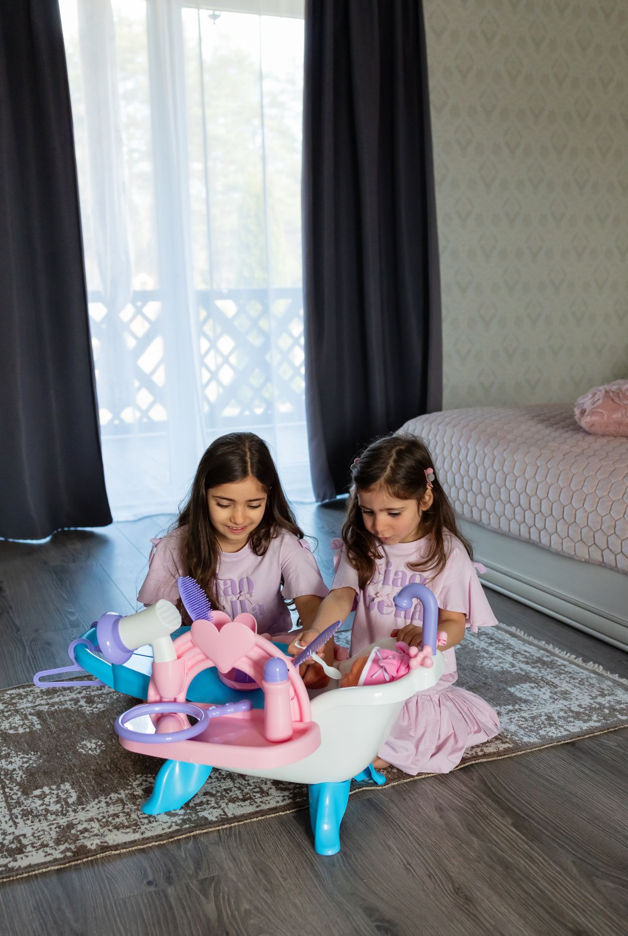 Meninas brincando com penteadeira de brinquedo