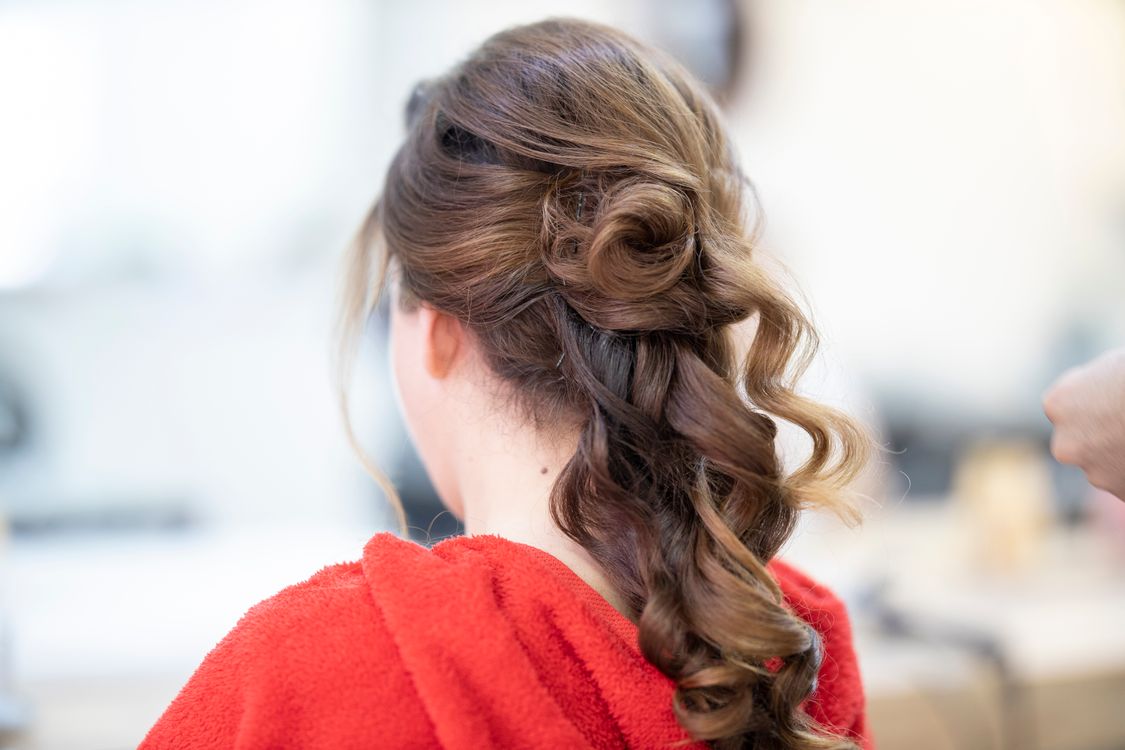 Penteado elegante fixado, contexto de cabelo impecável durante o dia