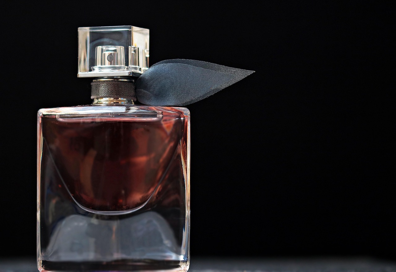 Frasco de perfume feminino em ambiente elegante, contexto de melhor perfume da Eudora feminino mais vendido