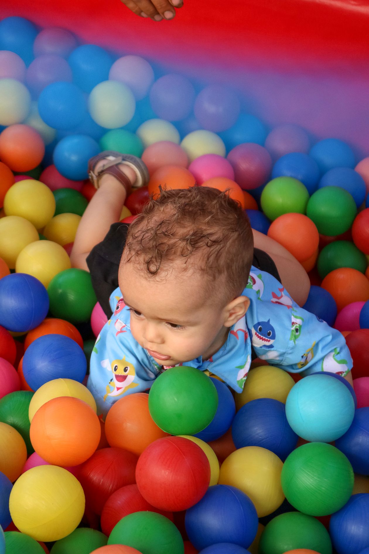 Criança brincando em piscina de bolinhas colorida, contexto de melhor piscina de bolinha para criança
