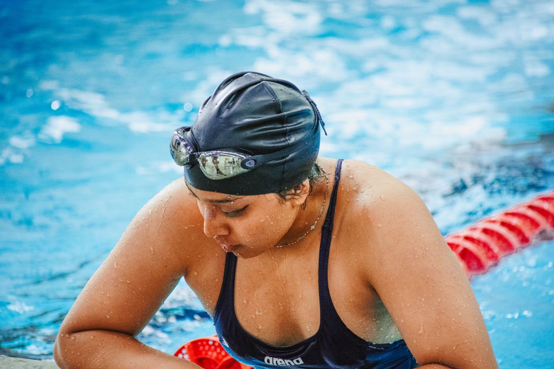 Piscina de treino de natação, contexto de atividade aquática e proteção capilar