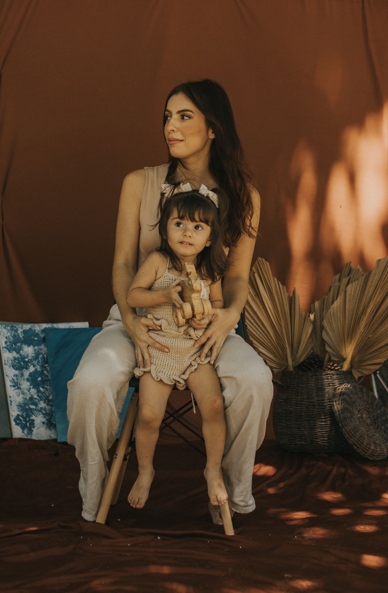 Mãe e bebê na poltrona de amamentação