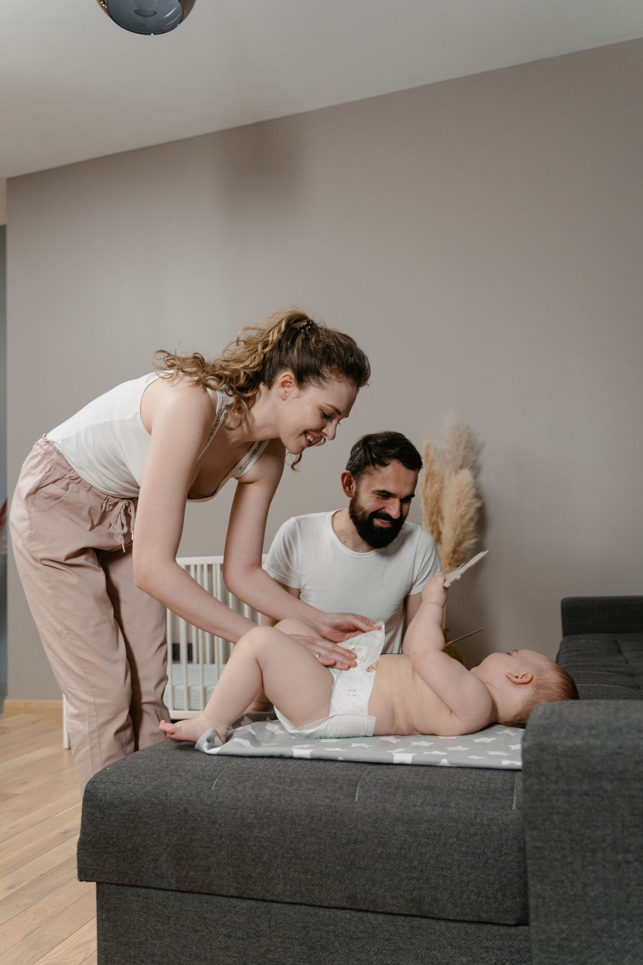 Mãe trocando a fralda do bebê