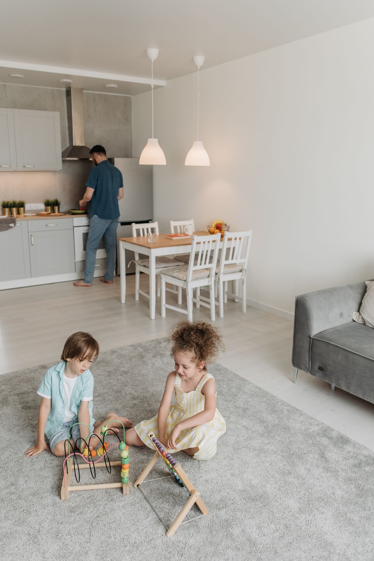 Crianças brincando na sala, contexto de melhor protetor de quina para bebê e segurança em casa