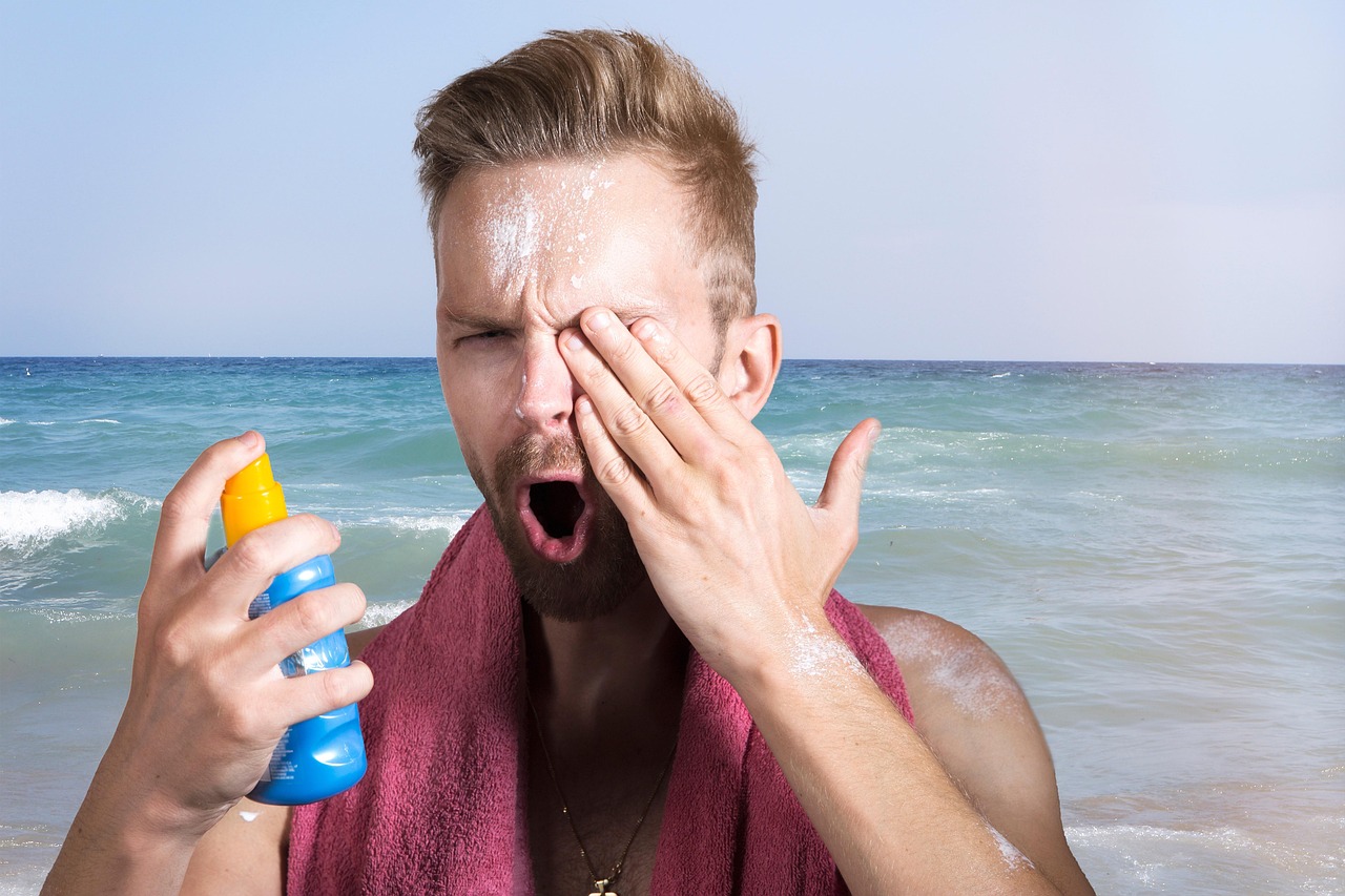 Mulher aplicando protetor solar facial, contexto de melhor protetor solar Episol ou ISDIN