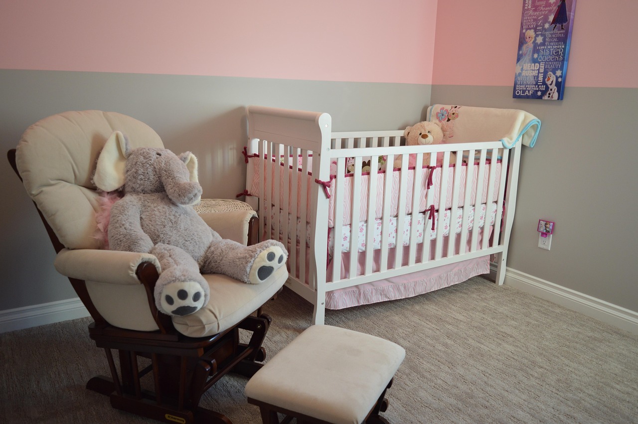 Quarto de bebê com berço e decoração de berçário, contexto de kit berço