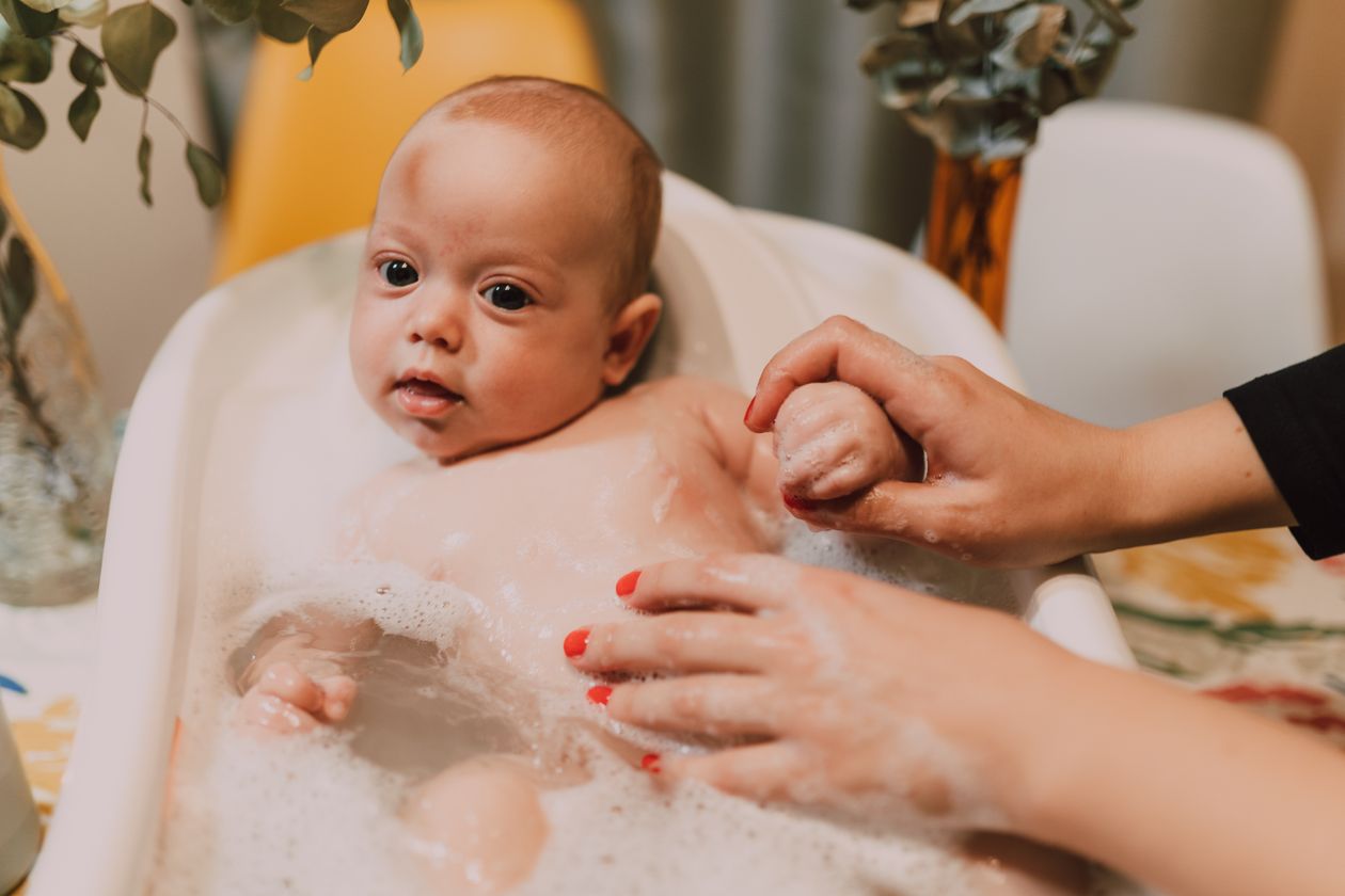 Bebê no banho com espuma, contexto de melhor sabonete em barra infantil