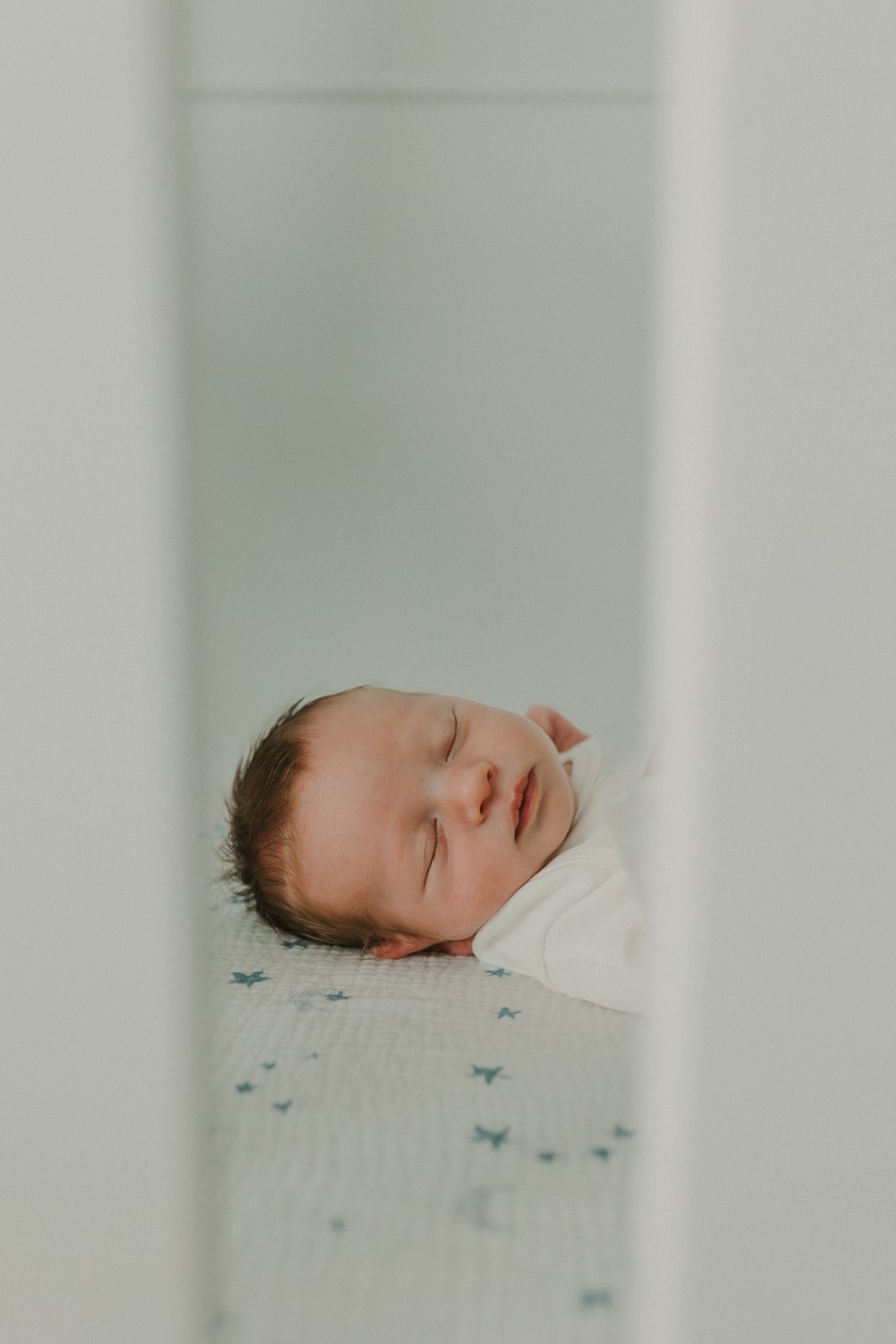 Bebê dormindo no berço, contexto de melhor saco de dormir para bebê