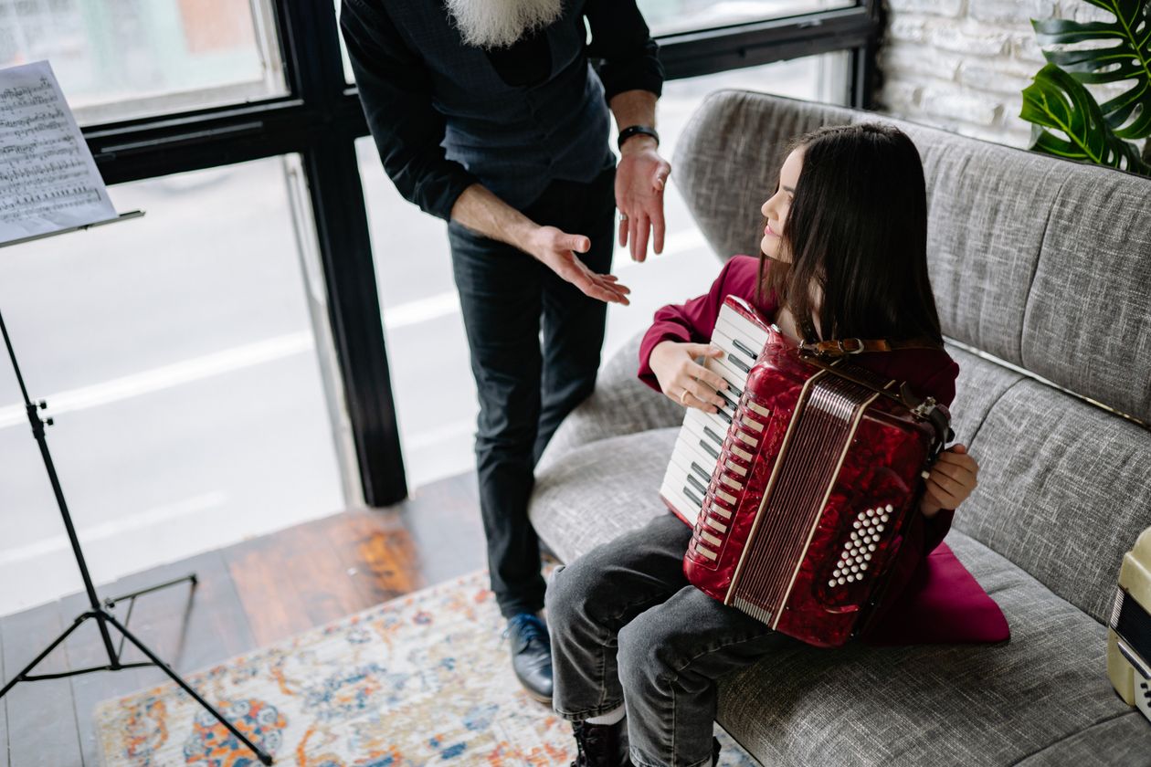 Criança tocando acordeon infantil