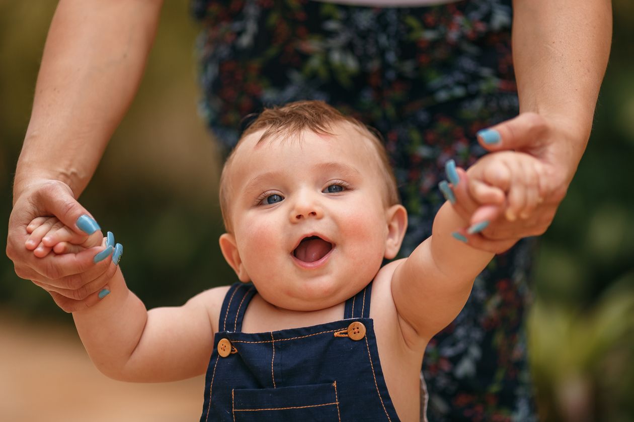 Bebê aprendendo a andar, contexto de melhor sapato para bebê andar