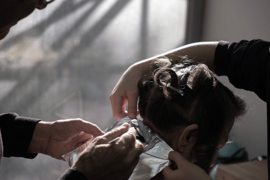 Secador de cabelo para uso doméstico no banheiro, contexto de rotina diária prática