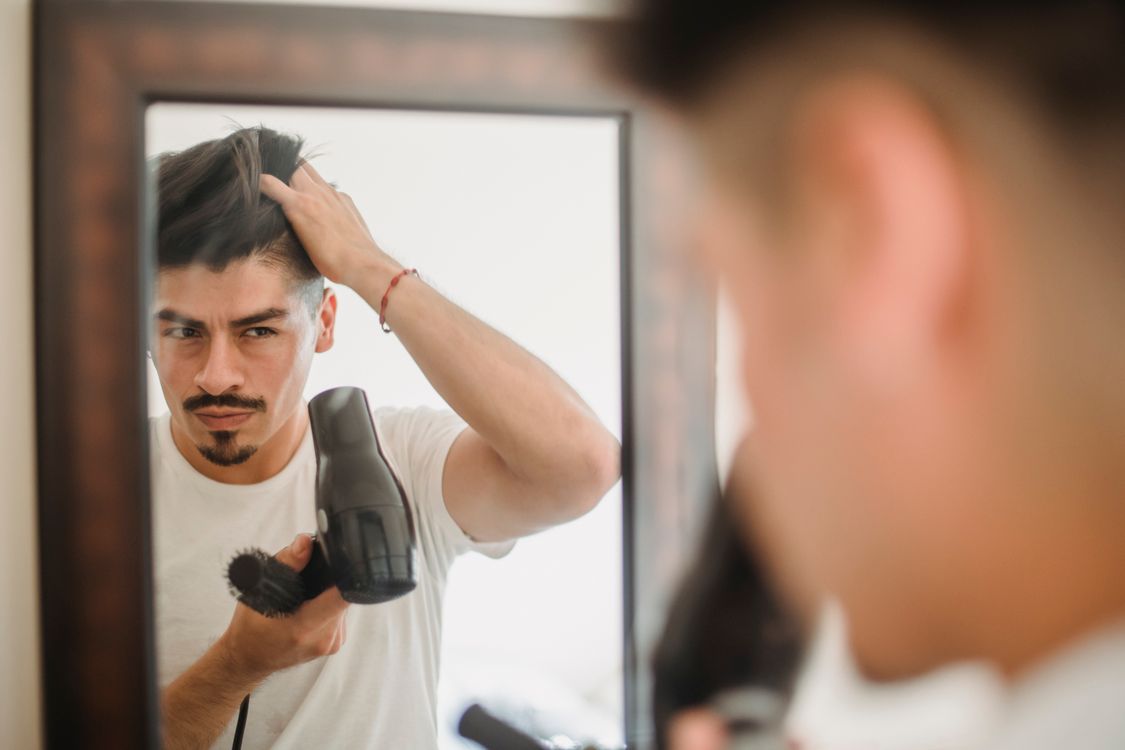 Secador de cabelo profissional em salão, contexto de finalização com potência