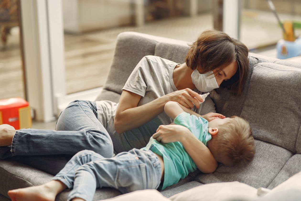 Mãe cuidando do nariz do bebê, contexto de melhor seringa para lavagem nasal em bebê