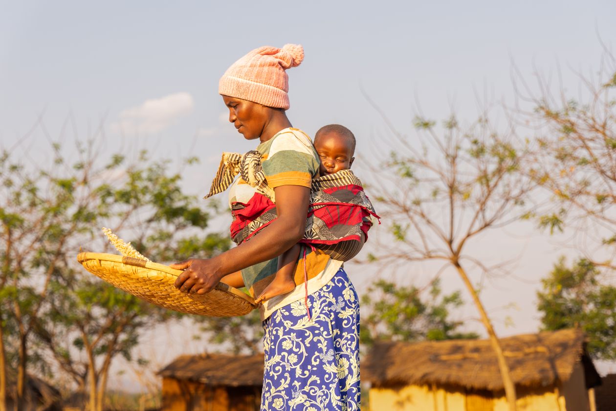 Mãe carregando o bebê em sling de tecido