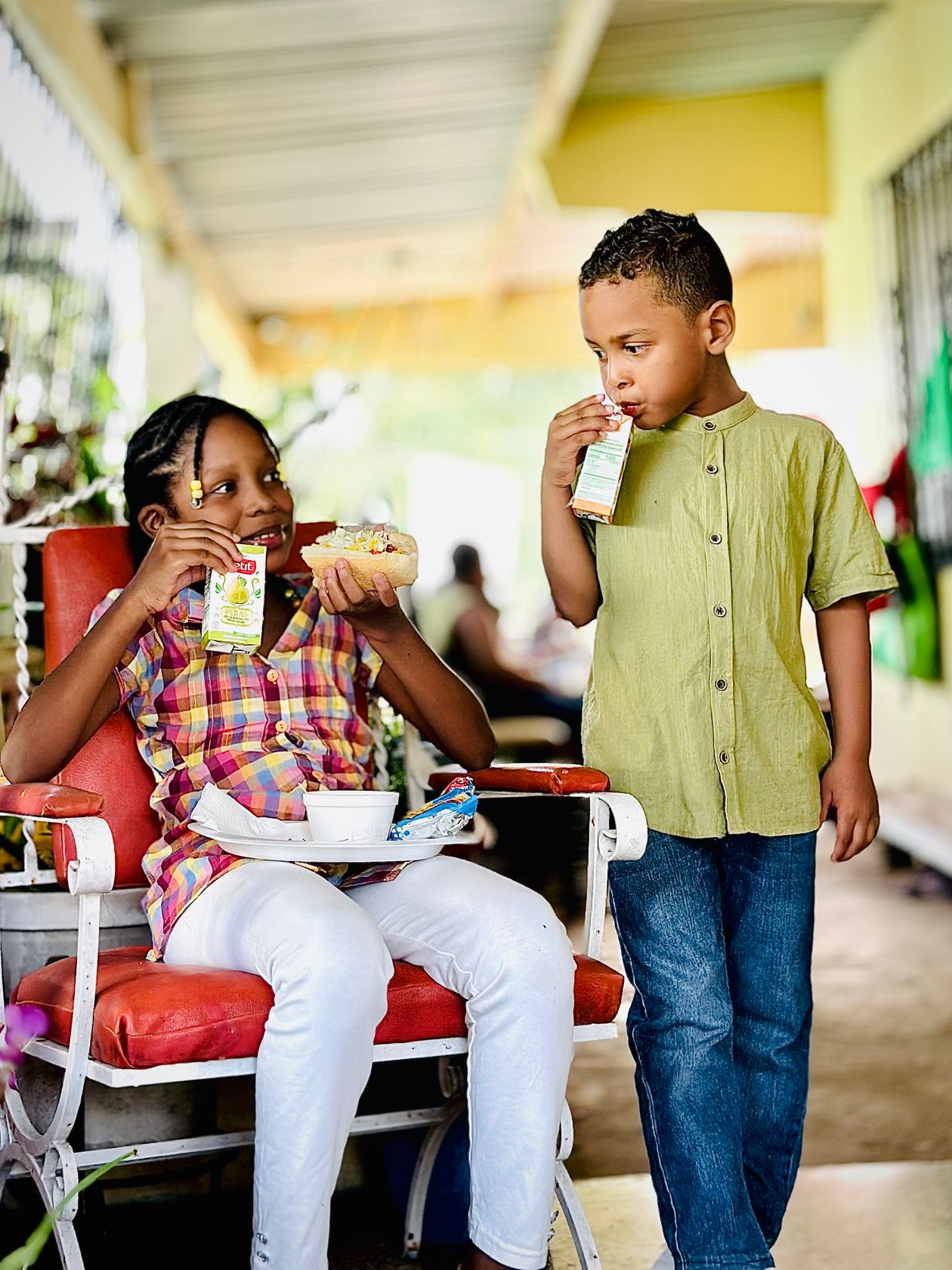 Crianças tomando suco em casa, contexto de melhor suco de caixinha infantil