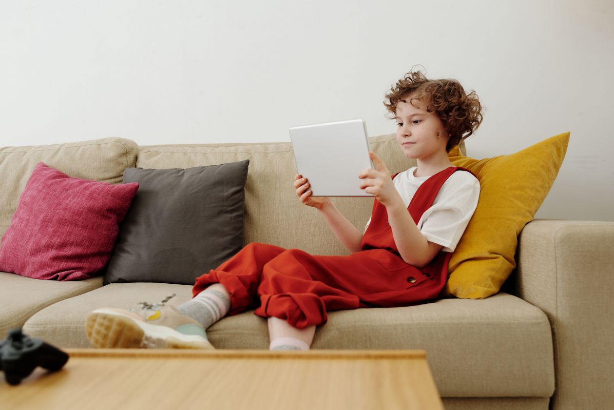Criança usando tablet em casa, contexto de melhor tablet para criança de 10 anos