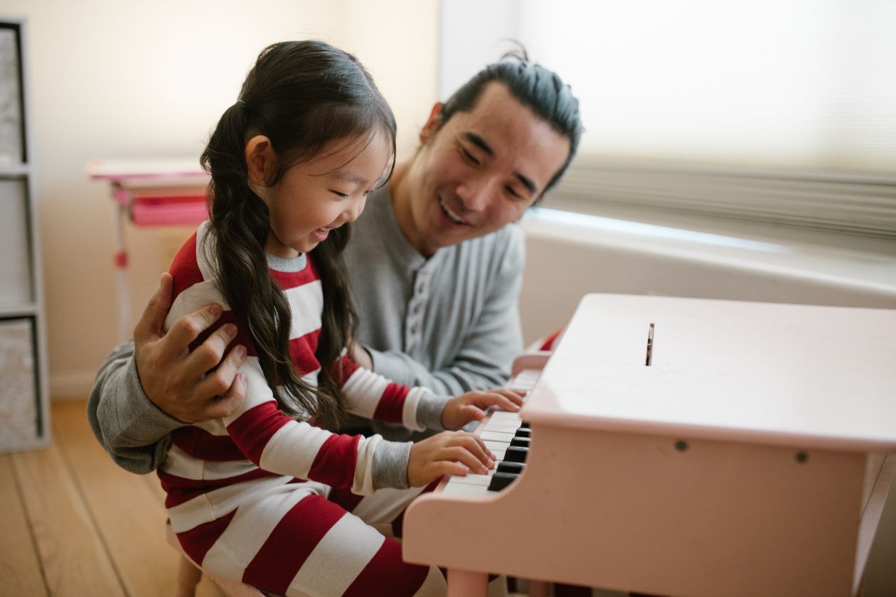 Criança brincando com teclado musical, contexto de melhor teclado musical infantil