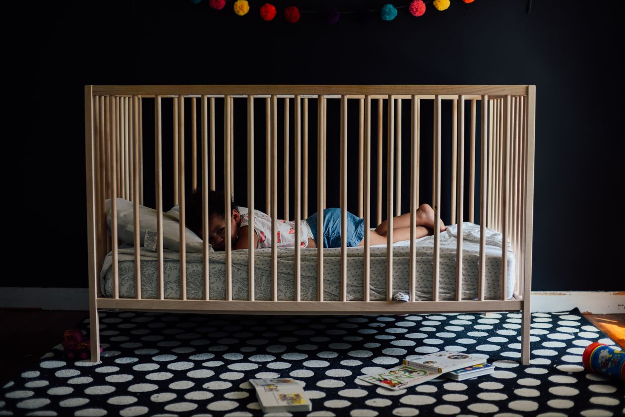 Bebê dormindo tranquilamente no berço depois da mamada